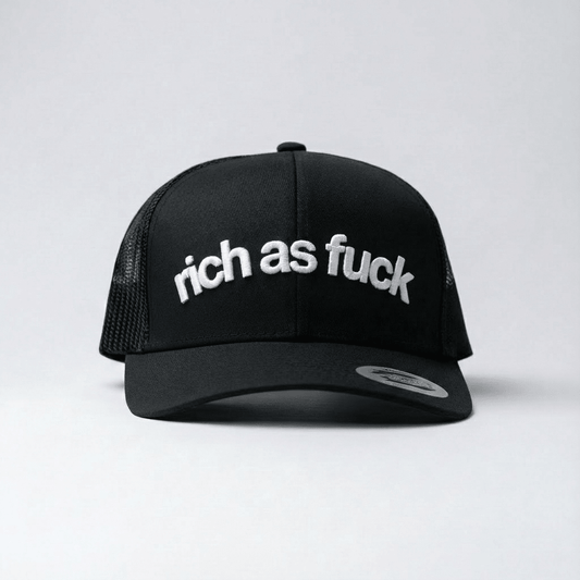RICH AS FUCK | TRUCKER | BLACK - bland några få